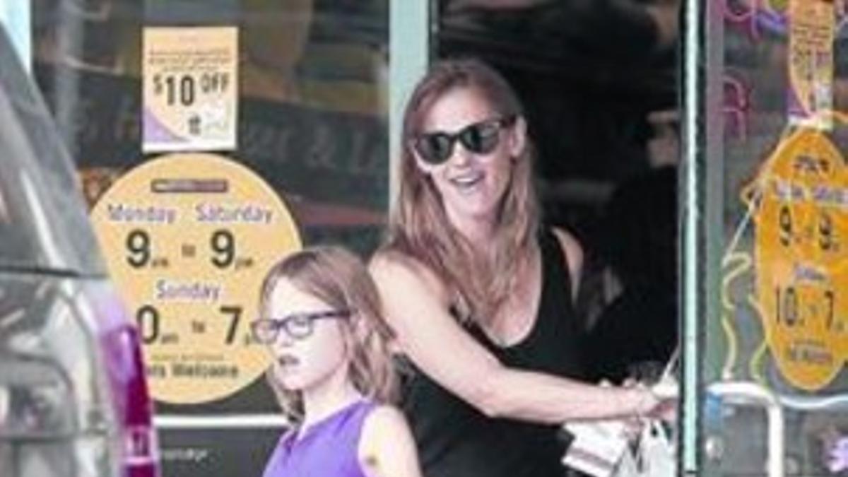 Jennifer Garner se refugia en    sus tres hijos_MEDIA_1