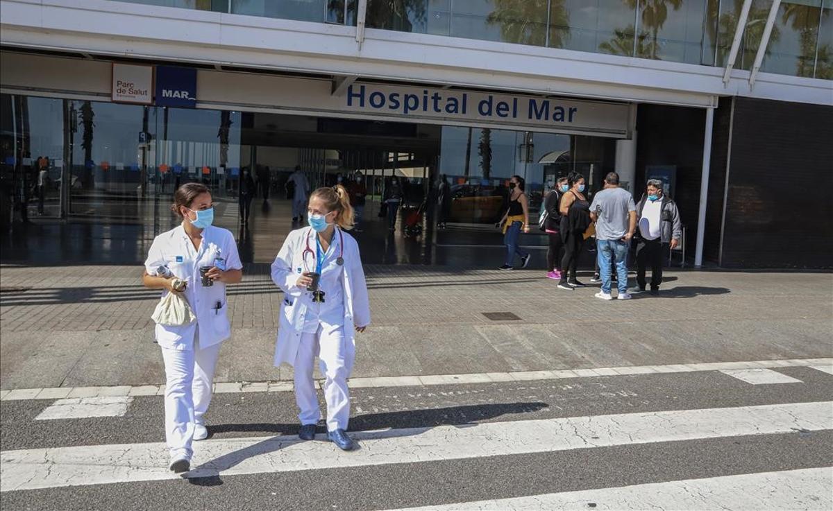 Entrada del Hospital del Mar, en el paseo Marítim de Barcelona.