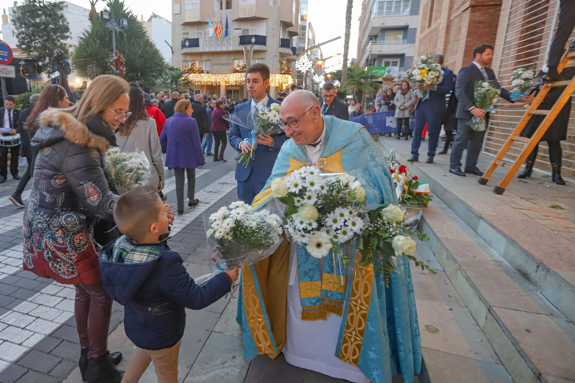 Más de 70 entidades y asociaciones participan en la multitudinaria ofrenda a la patrona que vistió de flores la fachada de iglesia de la Inmaculada Concepción