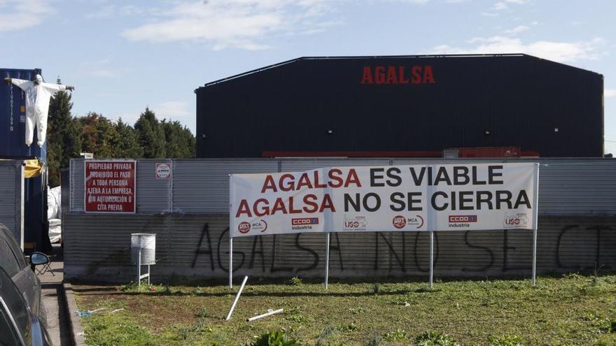 Instalaciones de Agalsa con un cartel colocado por los trabajadores.
