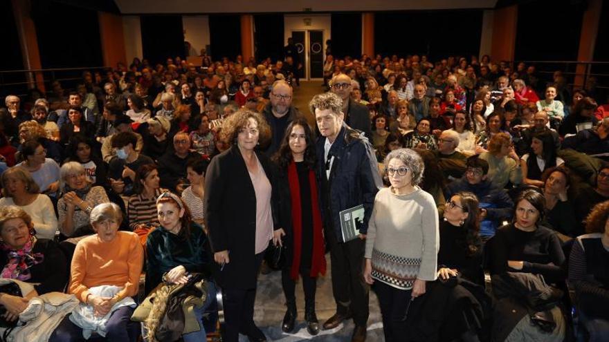 Santiago Auserón con la concejala de Cultura e integrantes del Aula Castelao, ayer en el Principal. |  // G. S.