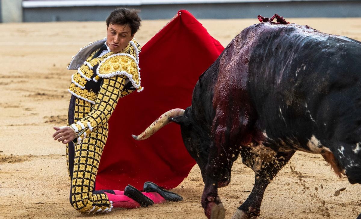 Inicio explosivo de Andrés Roca Rey en el segundo de la tarde en Madrid.