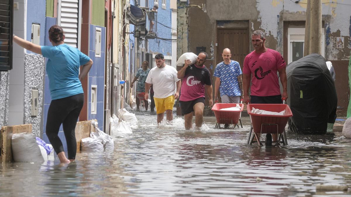 Inundaciones por la pleamar en el barrio marinero de San Cristóbal, en Las Palmas de Gran Canaria.