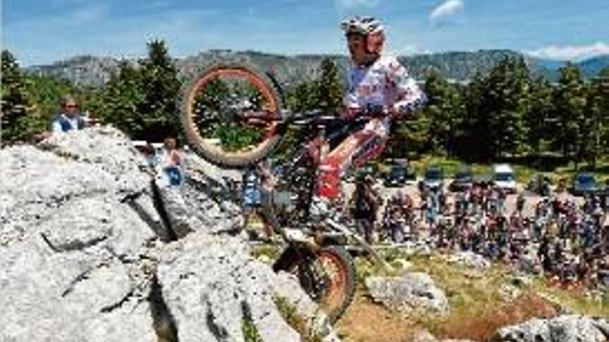 Toni Bou guanya la primera jornada a França