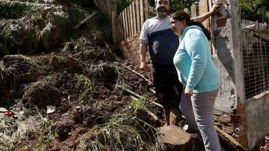 Diego Fernández, junto a su mujer ,en su finca de Trubia.