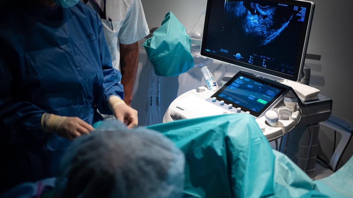 Los profesionales del HUC realizan una escleroterapia a una paciente isleña.
