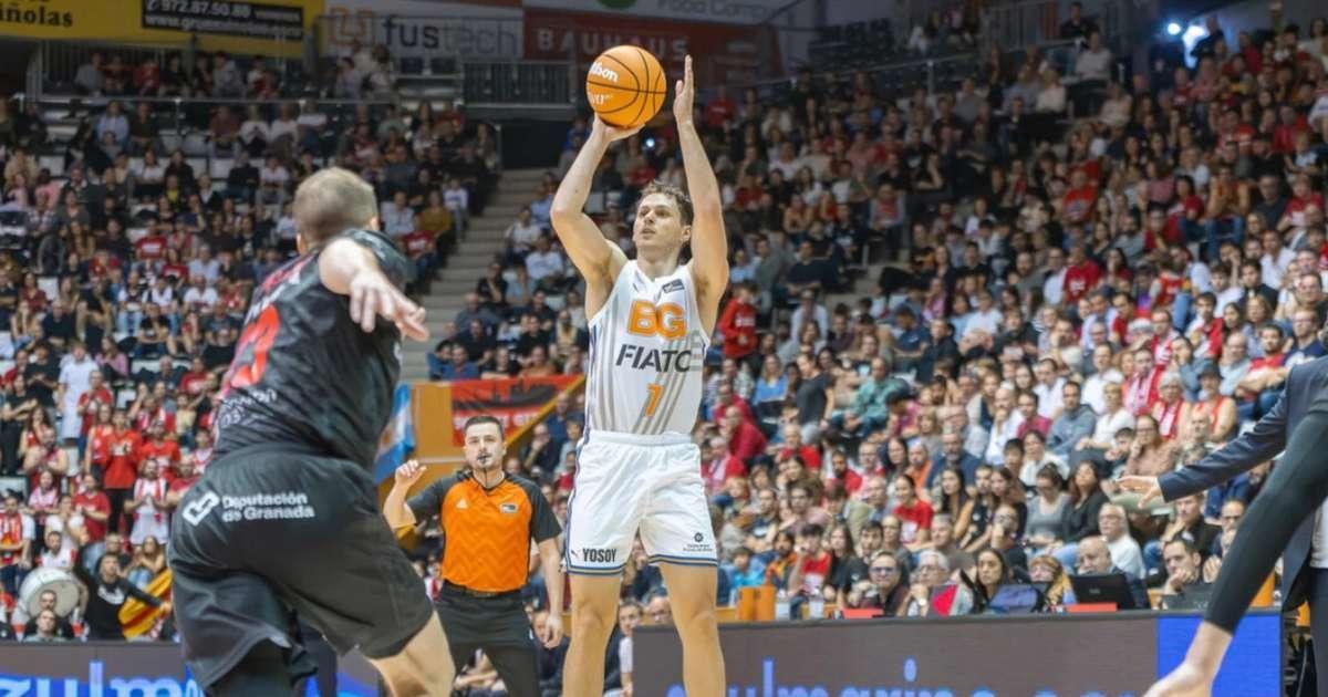 Sander Hollanders lanza desde la línea de tres puntos durante su última etapa en Girona.