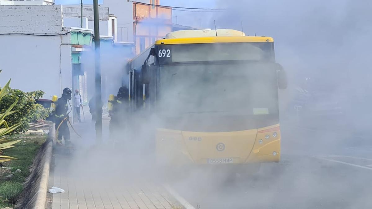 Arde una guagua en Las Palmas de Gran Canaria (26/01/22)