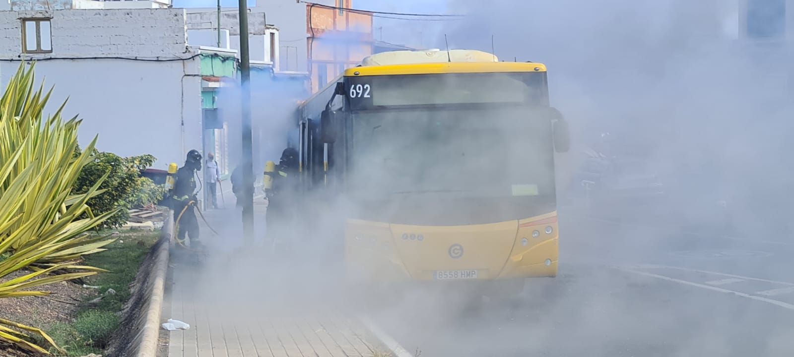 Arde una guagua en El Cardón