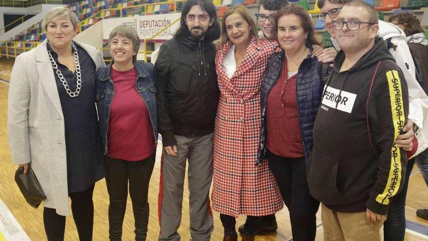 La presidenta de la Diputación flanqueada por participantes en el Encontro Provincial pola Inclusión.