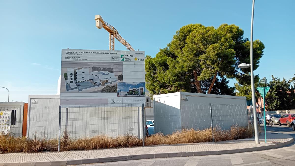 Cartel que anuncia el proyecto y una grúa detrás