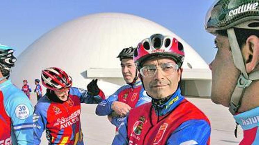 Miembros del club, en una salida en el Niemeyer. / MARA VILLAMUZA