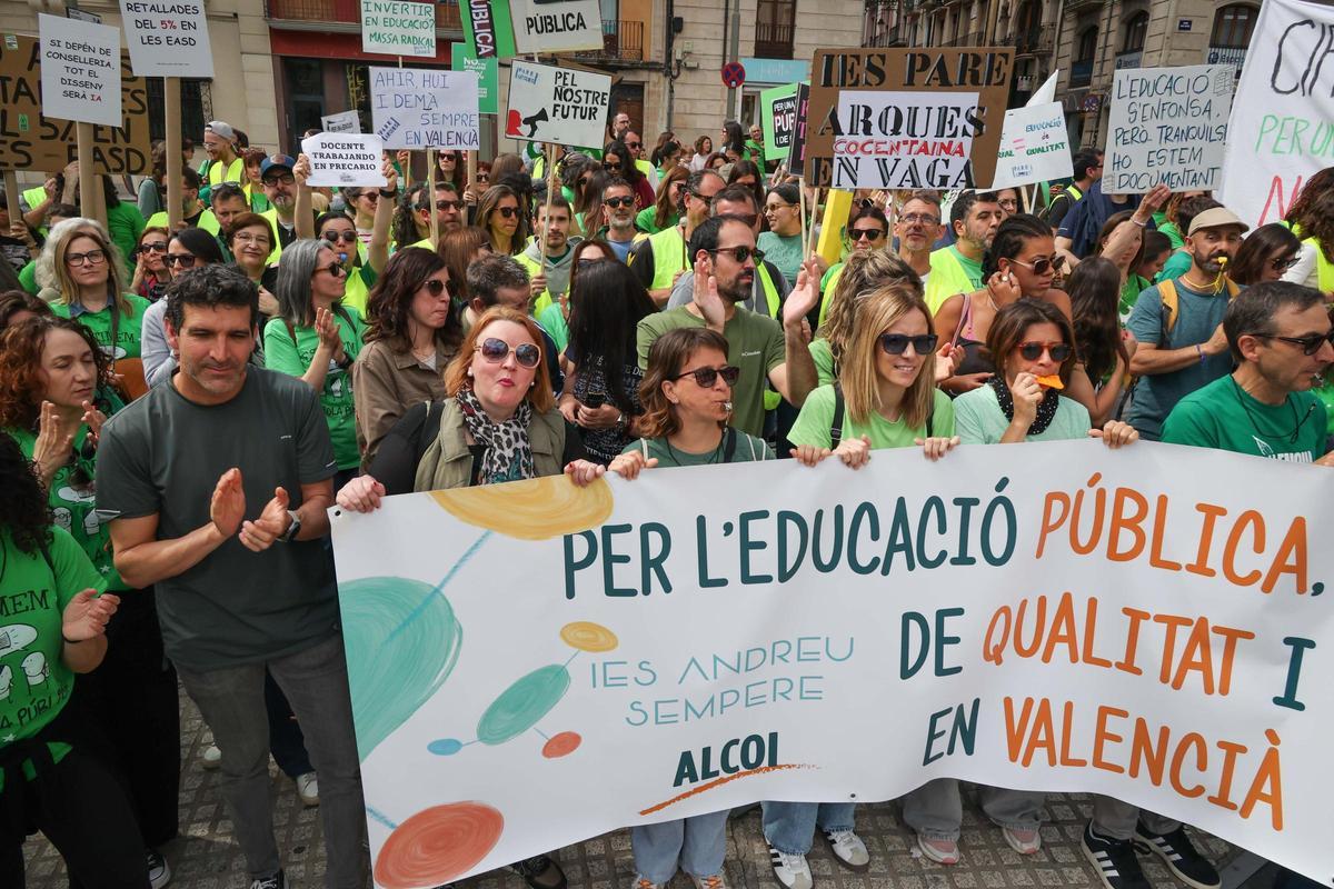 Imágenes de la concentración en Alcoy de la huelga educativa