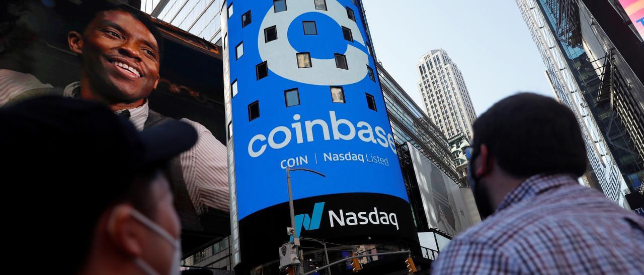 El logo de Coinbase el día de la salida a Bolsa de Nueva York.