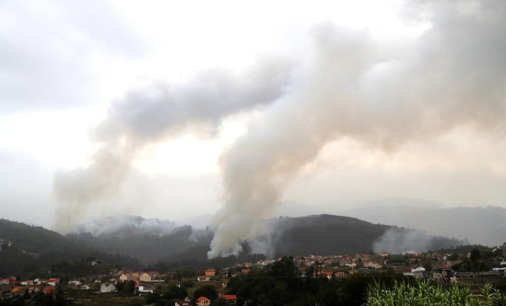 Incendio forestal en las proximidades de Soutomaior (Pontevedra).