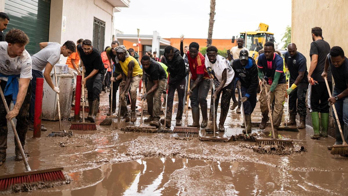 Vecinos de La Ràpita limpian calles y bajos de edificios cubiertos de lodo tras el paso de la DANA Alice