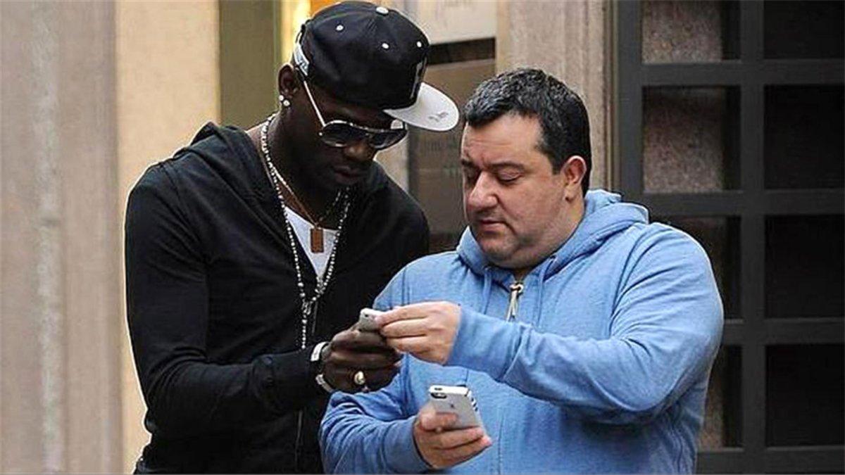 El agente Mino Raiola junto a Mario Balotelli