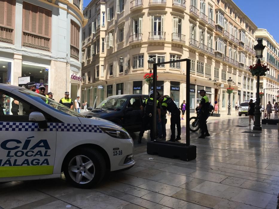 Detención de un hombre con su coche en la calle Larios.