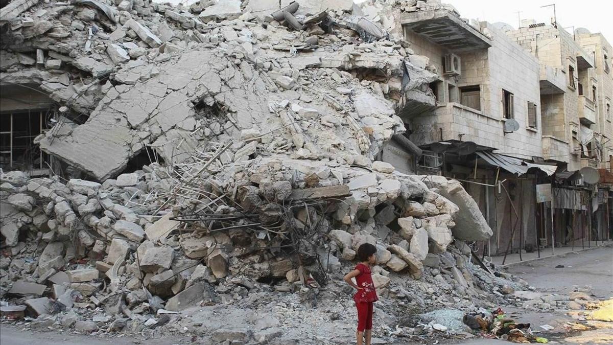 Una niña en frente de un edificio destruido por los aliados de Asad en la provincia de Idlib.