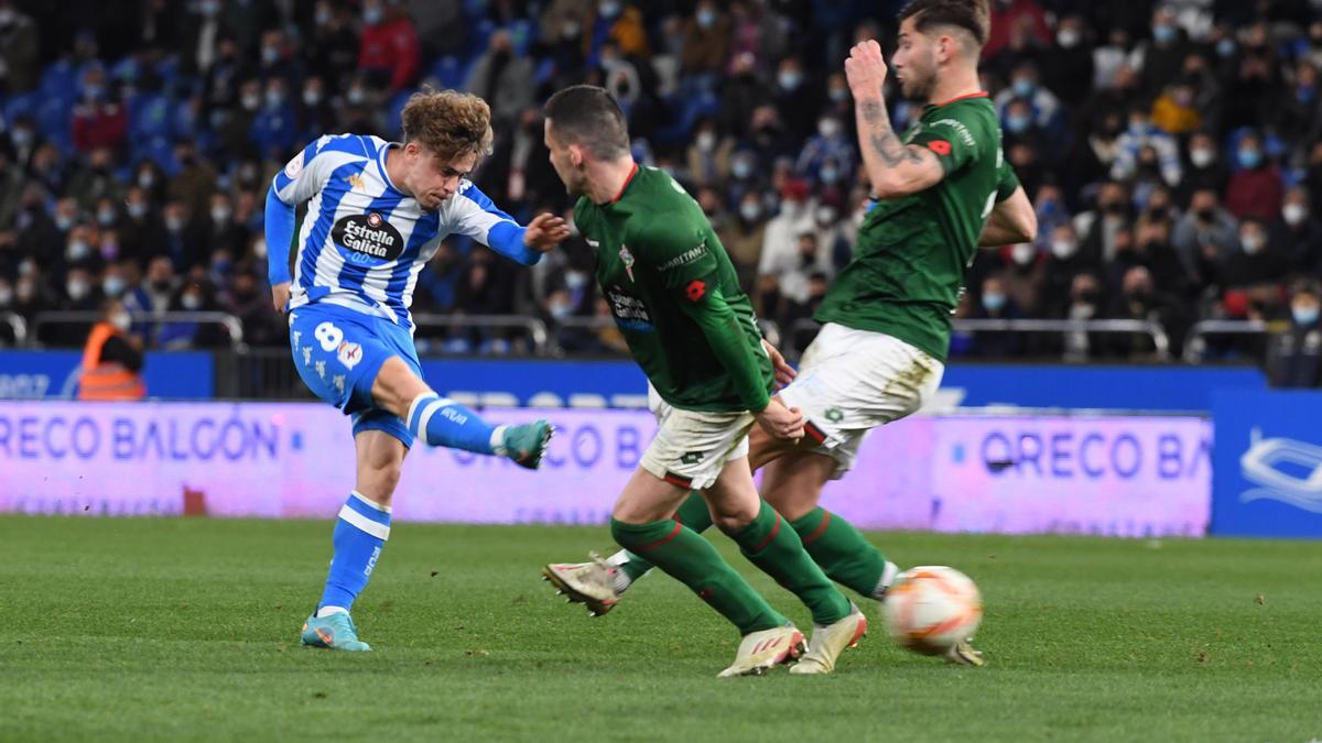 Una jugada del Deportivo-Racing de Ferrol.