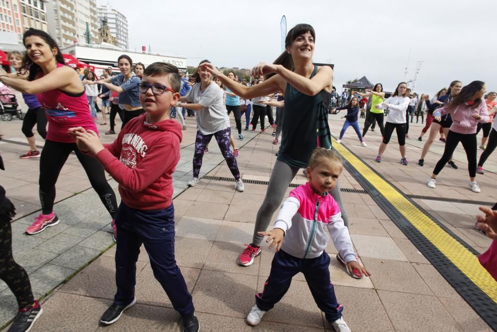 Jornada de surf solidario en Gijón