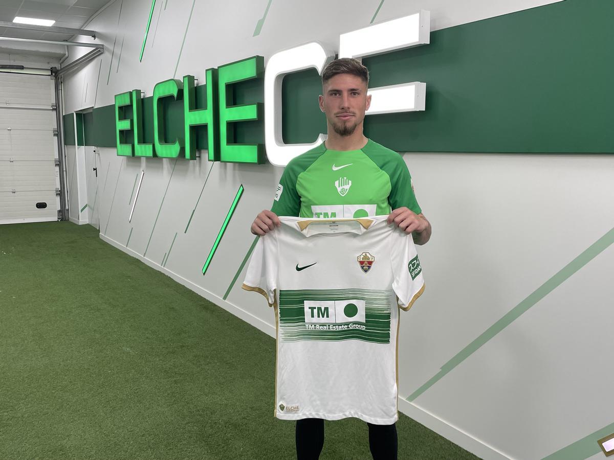 Carmona posa en el estadio del Elche CF hoy