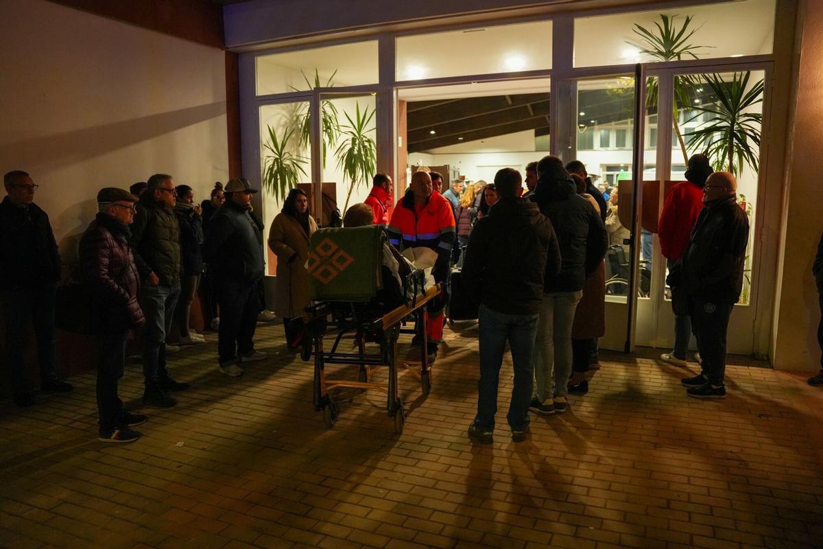 19/01/2026 Coordinación de los equipos emergencias en el Polideportivo de Adamuz para socorrer a los heridos y fallecidos en el descarrilamiento de dos trenes de alta velocidad en el término municipal, a 19 de enero de 2026 en Adamuz (Córdoba, España). El descarrilamiento de trenes en el término municipal cordobés de Adamuz ha provocado más de 20 fallecidos y más de 70 heridos, según las cifras hasta las 23,30 horas de este domingo, con seis muy graves y cinco graves, en "una noche muy complicada", donde las cifras pueden "empeorar", según ha avanzado en la zona el consejero de Sanidad, Presidencia y Emergencias de la Junta de Andalucía, Antonio Sanz. SOCIEDAD Francisco J. Olmo - Europa Press
