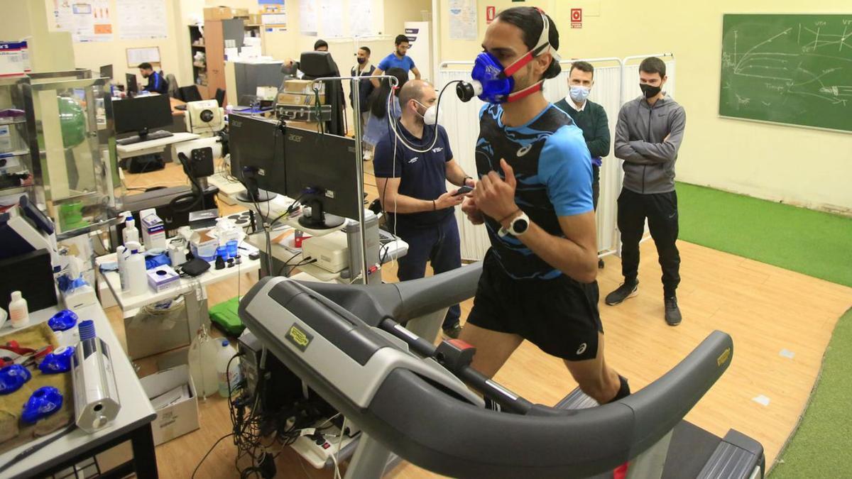 Mohamed Katir durante las pruebas en el CIARD de la UCAM, ante su entrenador, Gabi Lorente (d.). UCAM