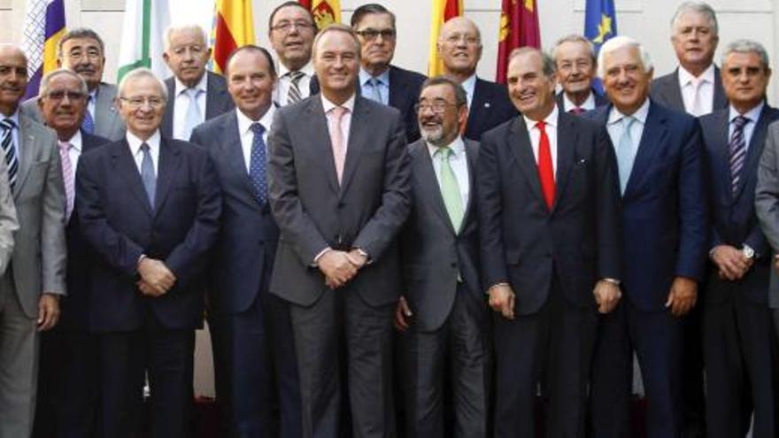 Foto de familia de los representantes de Cámaras de Comercio y organizaciones empresariales de la Comunidad Valenciana, Cataluña, Andalucía, Murcia y Baleares reunidos ayer.