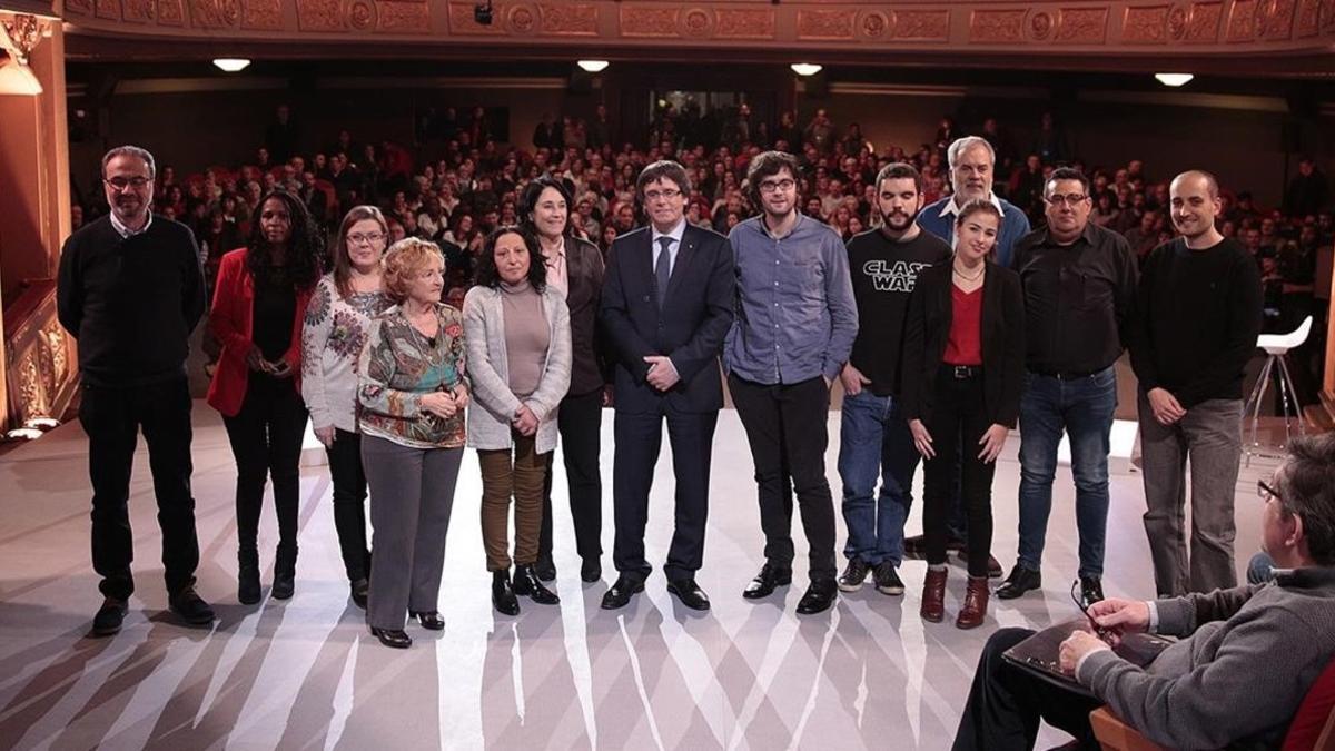 Puigdemont posa con los participantes en el programa 'Jo pregunto', de TV-3.