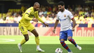 VILLARREAL, 27/08/2023.- El centrocampista del VIllarreal Capoue (i) y el cctaentrocampistdel FC Barcelona Gündogan durante el partido de Liga que disputan el Villarreal y el FC Barcelona este domingo en el Estadio de La Cerámica de Villarreal. EFE/ANDREU ESTEBAN