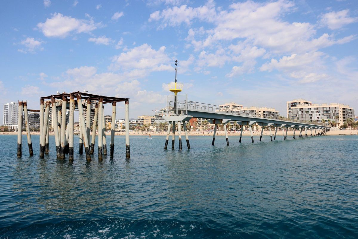 El Pont del Petroli, partido en dos, visto desde el mar