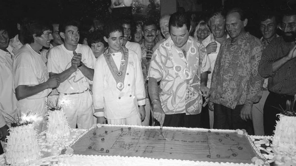 Freddie Mercury cortando su descomunal tarta de cumpleaños, con la partitura de la canción 'Barcelona', durante su fiesta en el Hotel Pikes de Ibiza en 1987.
