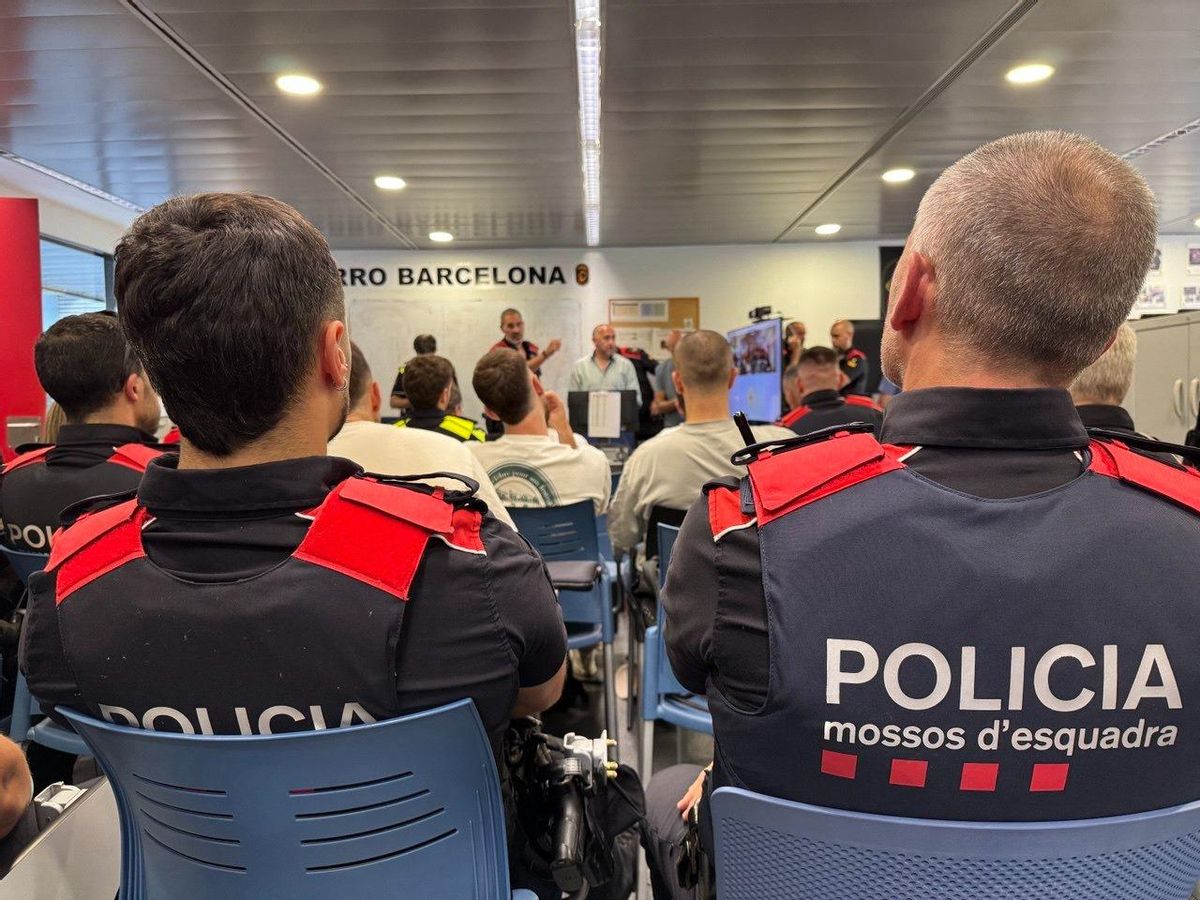 Los intendentes Toni Rodríguez y Rafa Tello se encargaron de explicar el dispositivo a los agentes en la comisaría de Mossos.