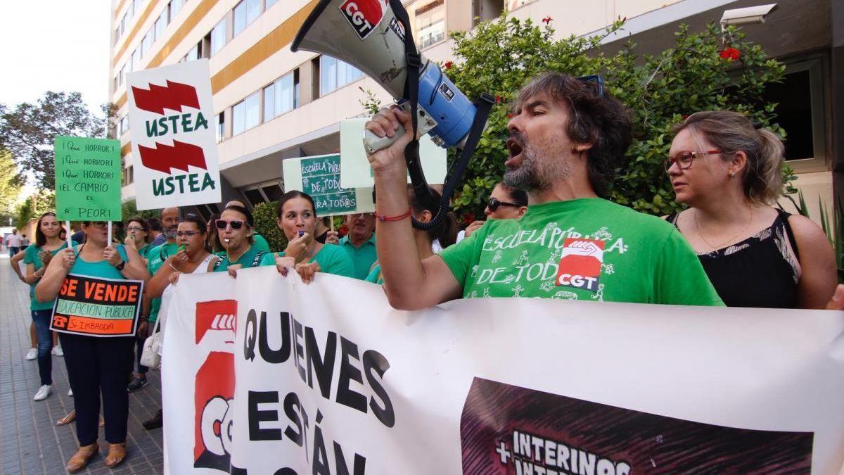 Concentración de docentes interinos en una imagen de archivo.