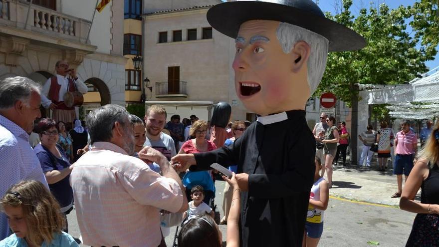 Un año después de su presentación los cabezudos de Muro estrenan su primer baile