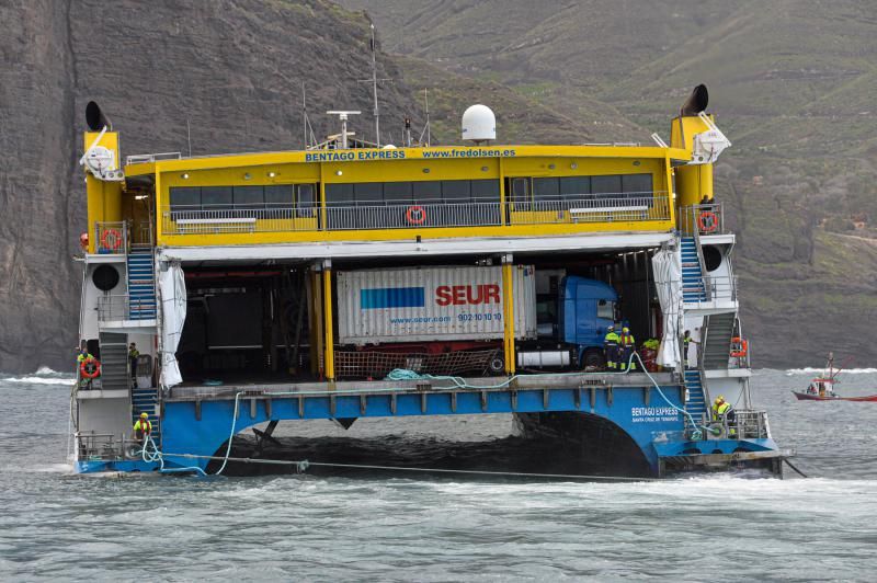 Traslado a puerto de los pasajeros del ferry encallado en Agaete