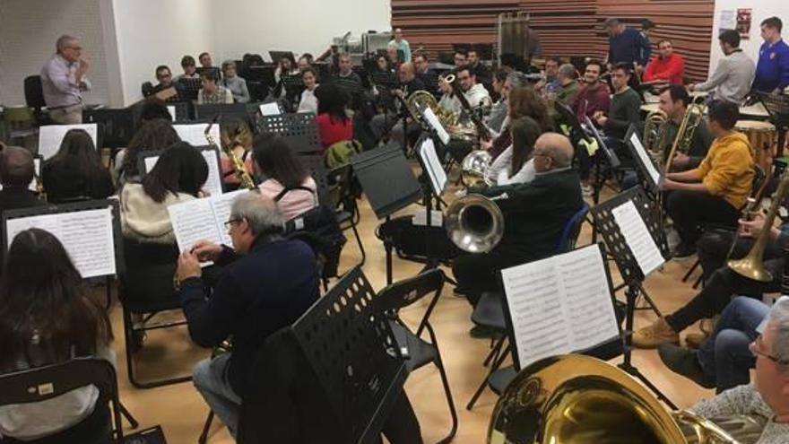 Uno de los ensayos de la banda de Alginet, que ya prepara el concierto de mañana.