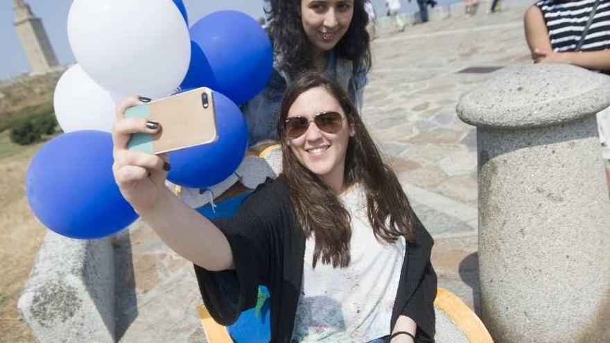 Dos chicas se hacen un &#039;selfie&#039; en la silla migrante junto a la Torre.