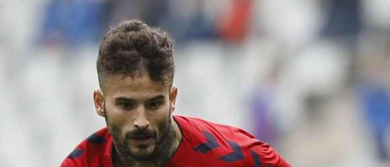 Rubén García conduce un balón en el partido de Osasuna frente al Oviedo en el Carlos Tartiere.