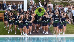 Alacaraz cumplió con la tradición  de tirarse a la piscina del club