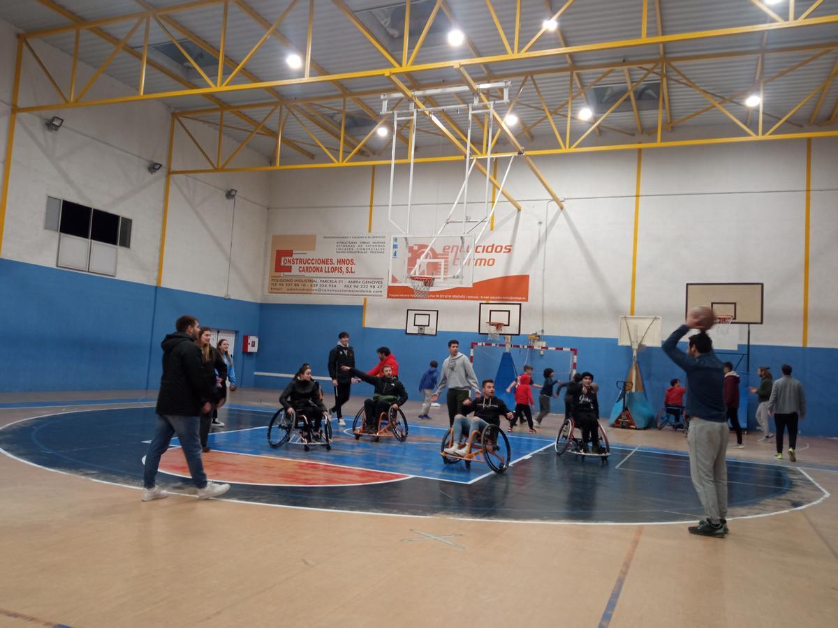 Partido con el equipo de baloncesto en silla de ruedas del Godella, en el Genovés.