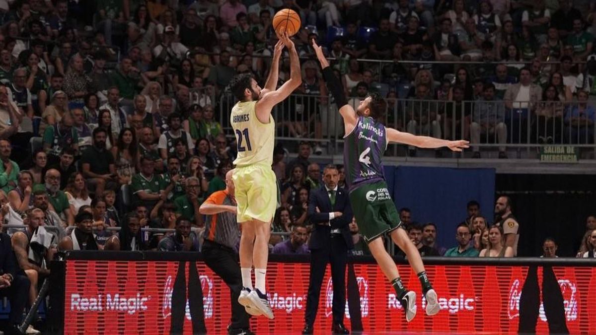 Abrines lanza a canasta ante Kalinoski en el Unicaja-Barça del play-off por la Liga Endesa.