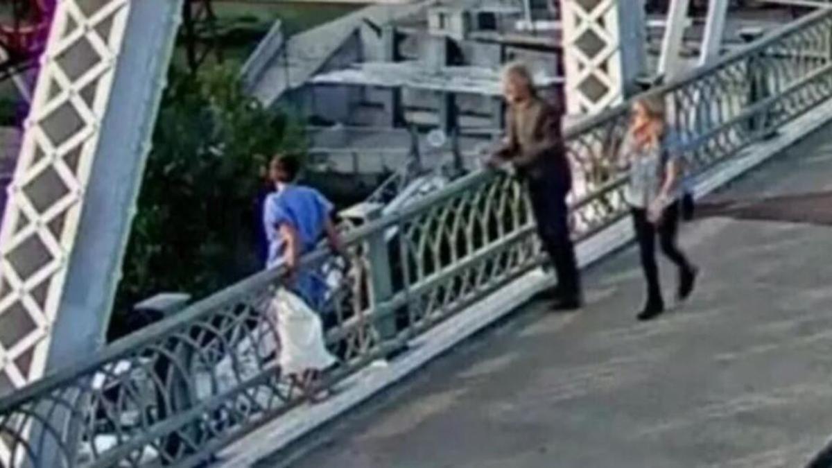 Momento en el que Bon Jovi convence a la mujer para que regrese a la parte segura del puente