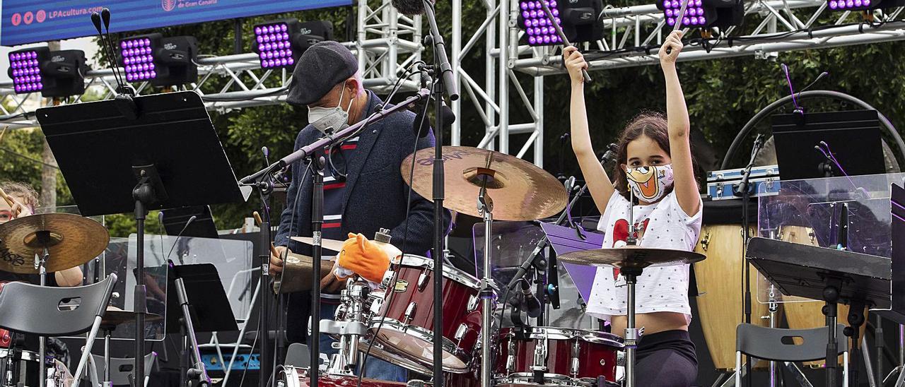 Una de las jóvenes en la actuación de ayer de estudiantes de la escuela municipal de educación musical en el Parque Santa Catalina. | | QUIQUE CURBELO