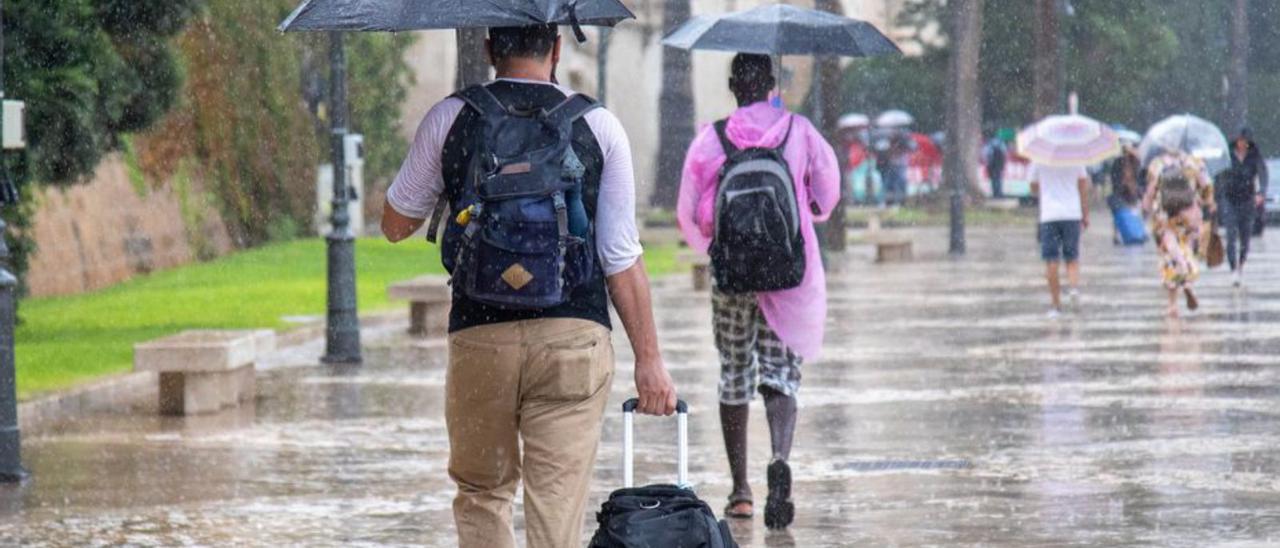 Pluja al Passeig Sagrera. | GUILLEM BOSCH