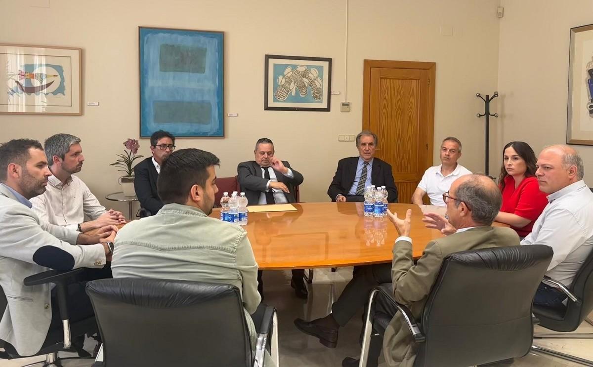 Reunión entre responsables del CEU Cardenal Herrera y el Ayuntamiento de Requena.
