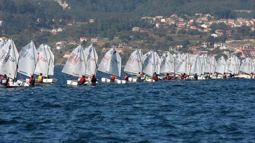 La numerosa flota de optimist de la pasada edición de la Semana Caixanova del Atlántico.