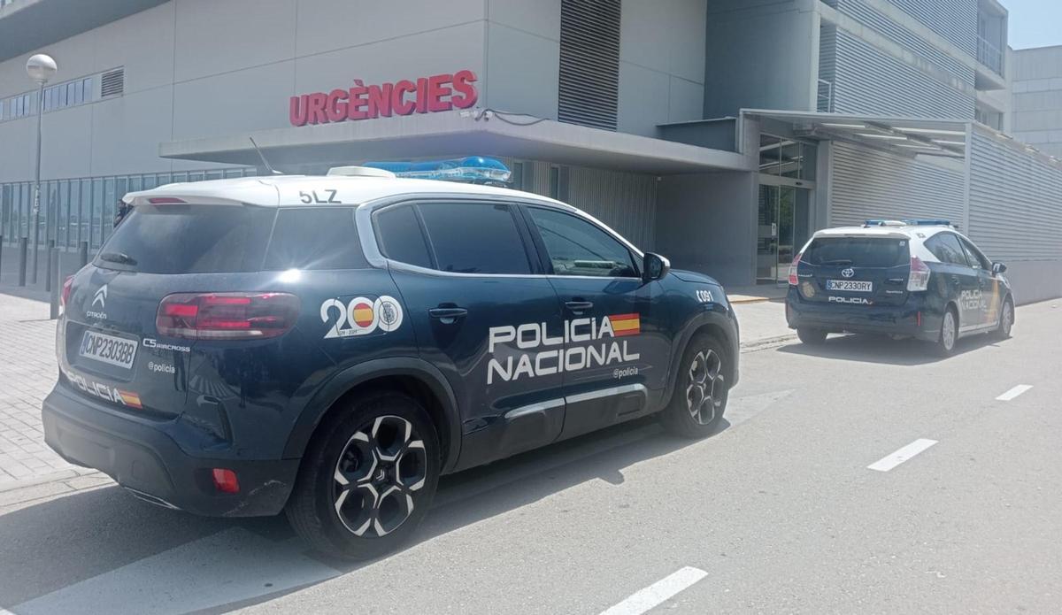 Coches patrulla de la Policía Nacional, este sábado, ante el Hospital Francesc de Borja de Gandia.