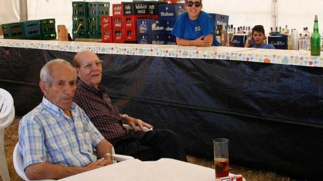 Urbano Fernández y Antonio Tillán disfrutan de la sesión vermú celebrada ayer en las fiestas de Piedeloro.